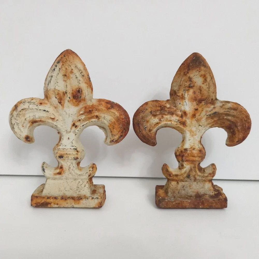 Cast Iron Ivory Rusted Fleur de Lis Rustic Country Farmhouse Tabletop Finial Set